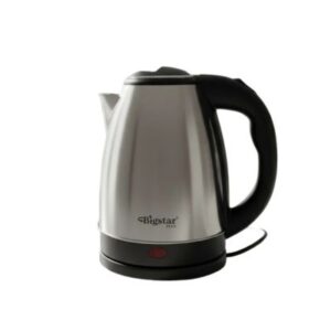 Pava hervidora de acero inoxidable de 2 litros con mango ergonómico sobre fondo neutro.